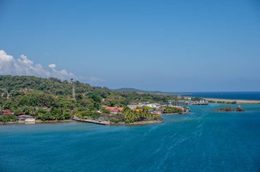 Roatan 'ın kıyısındaki güzel Honduras kasabasının manzarası..