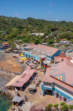 Roatan, Honduras - 30 Mart 2023: Roatan, Honduras 'ta seyir limanı tesisleri.