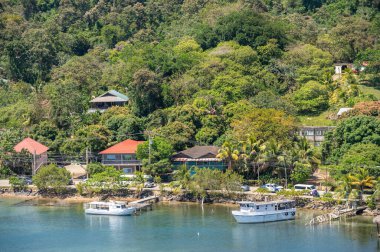 Roatan 'ın kıyısındaki güzel Honduras kasabasının manzarası..