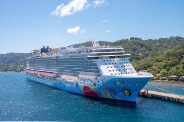 Roatan, Honduras - 30 Mart 2023 Norveç 'ten ayrılan yolcu gemisi Roatan limanına yanaştı.