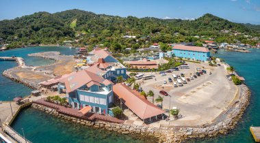 Roatan, Honduras - 30 Mart 2023: Roatan, Honduras 'ta seyir limanı tesisleri.