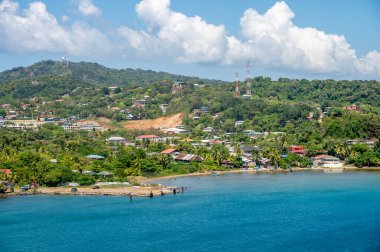 Roatan 'ın kıyısındaki güzel Honduras kasabasının manzarası..