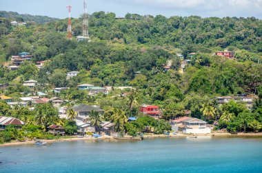 Roatan 'ın kıyısındaki güzel Honduras kasabasının manzarası..