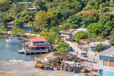 Roatan 'ın kıyısındaki güzel Honduras kasabasının manzarası..