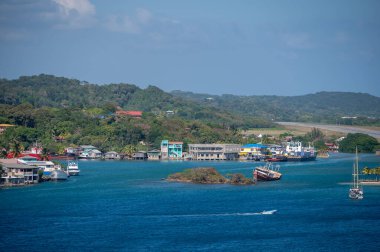 Roatan 'ın kıyısındaki güzel Honduras kasabasının manzarası..