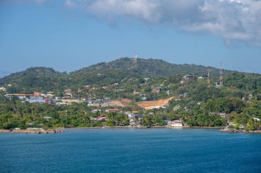 Roatan 'ın kıyısındaki güzel Honduras kasabasının manzarası..