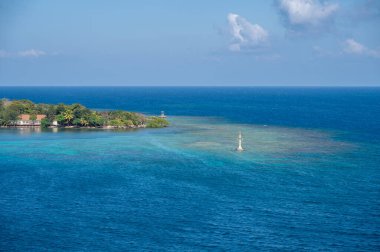 Roatan 'ın kıyısındaki güzel Honduras kasabasının manzarası..