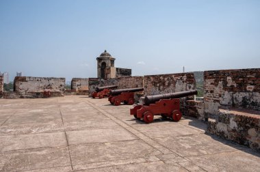 San Felipe de Barajas kalesinin surları üzerinde Kolombiya bayrağının görüntüsü.