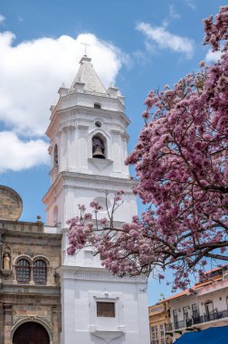 Panama Şehri, Panama - 1 Nisan 2023: Panama şehrinin muhteşem Eski Çeyreğindeki Santa Maria Başkent Katedrali.