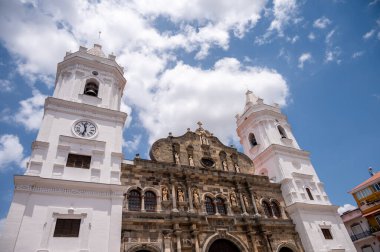 Panama Şehri, Panama - 1 Nisan 2023: Panama şehrinin muhteşem Eski Çeyreğindeki Santa Maria Başkent Katedrali.