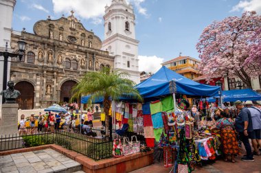 Panama Şehri, Panama - 1 Nisan 2023: Panama şehrinin muhteşem Eski Çeyreğindeki Santa Maria Başkent Katedrali.