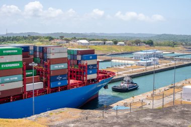 Kolon, Panama - 2 Nisan 2023: Panama Kanalı 'ndaki Agua Clara Kilitleri' nde bir konteyner gemisinin görüntüsü.