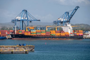 Kolon, Panama - 2 Nisan 2023: Panama 'da bir konteynır limanının görüntüsü.