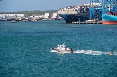 Kolon, Panama - 2 Nisan 2023: Panama 'da bir konteynır limanının görüntüsü.