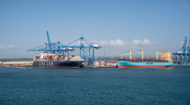 Kolon, Panama - 2 Nisan 2023: Panama 'da bir konteynır limanının görüntüsü.