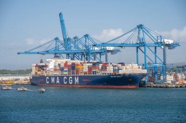 Kolon, Panama - 2 Nisan 2023: Panama 'da bir konteynır limanının görüntüsü.