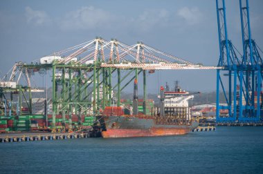 Kolon, Panama - 2 Nisan 2023: Panama 'da bir konteynır limanının görüntüsü.