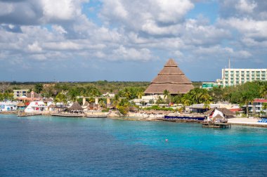 Cozumel, Meksika - 4 Nisan 2023 Cozumel limanı boyunca ufuk çizgisi.