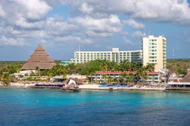 Cozumel, Meksika - 4 Nisan 2023 Cozumel limanı boyunca ufuk çizgisi.