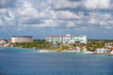 Cozumel, Meksika - 4 Nisan 2023 Cozumel limanı boyunca ufuk çizgisi.