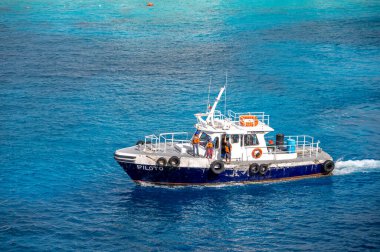Cozumel, Meksika - 4 Nisan 2023 Cozumel limanında bir pilot teknesine bakın..