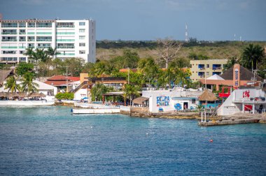 Cozumel, Meksika - 4 Nisan 2023 Cozumel limanı boyunca ufuk çizgisi.