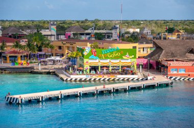 Cozumel, Meksika - 4 Nisan 2023 Cozumel limanı boyunca ufuk çizgisi.
