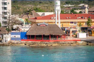 Cozumel, Meksika - 4 Nisan 2023 Cozumel limanı boyunca ufuk çizgisi.