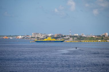 Cozumel, Meksika - 4 Nisan 2023 Cozumel, Meksika limanındaki feribot görüntüsü.