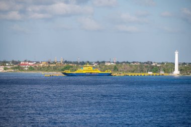 Cozumel, Meksika - 4 Nisan 2023 Cozumel, Meksika limanındaki feribot görüntüsü.