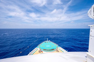 Cozumel, Meksika - 5 Nisan 2023: Meksika yakınlarındaki Deniz Yolcu gemisinin Parlaklığından Karayip Denizi manzarası.