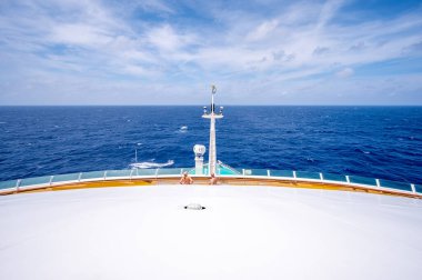 Cozumel, Meksika - 5 Nisan 2023: Meksika yakınlarındaki Deniz Yolcu gemisinin Parlaklığından Karayip Denizi manzarası.