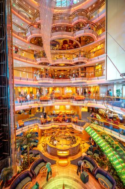 Cozumel, Meksika - 5 Nisan 2023: Kraliyet Karayip filosunun bir parçası olan Deniz Gezgin gemisinin Parlaklığı Centrum 'un görüntüsü.