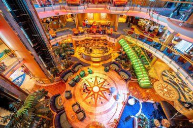 Cozumel, Meksika - 5 Nisan 2023: Kraliyet Karayip filosunun bir parçası olan Deniz Gezgin gemisinin Parlaklığı Centrum 'un görüntüsü.