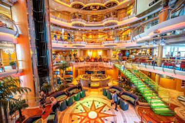 Cozumel, Meksika - 5 Nisan 2023: Kraliyet Karayip filosunun bir parçası olan Deniz Gezgin gemisinin Parlaklığı Centrum 'un görüntüsü.