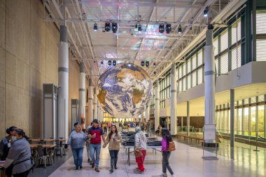 Houston, Teksas - 7 Nisan 2023 Houston Doğal Bilim Müzesi 'nin ana avlusu.
