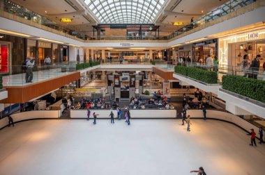 Hoston, Teksas - 8 Nisan 2023 Houston 'daki Galleria alışveriş merkezinin içi,