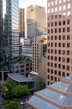 Vancouver, British Columbia - 25 Mayıs 2023: Vancouver şehir merkezindeki Ulusal Banka Ofis Kuleleri.