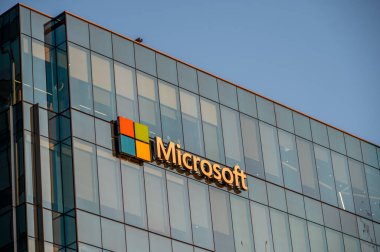 Vancouver, British Columbia - 25 Mayıs 2023: Microsoft logosu gün batımında bir ofis binasının yanında..