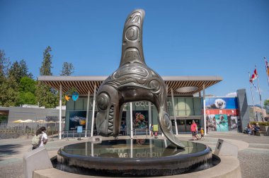 Vancouver, British Columbia - 26 Mayıs 2023: Vancouver Akvaryumu 'nun dışındaki Haida sanatı.