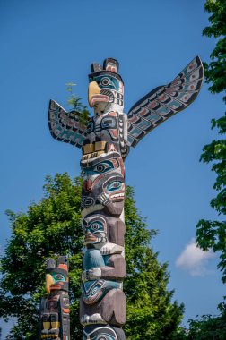 Vancouver, British Columbia - 26 Mayıs 2023: Güzel Stanley Park, Vancouver 'da totem direkleri.