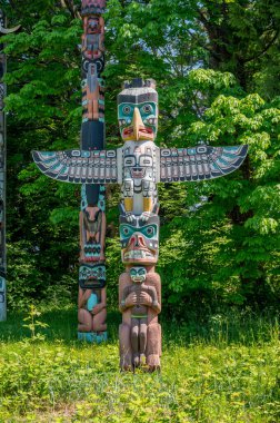 Vancouver, British Columbia - 26 Mayıs 2023: Güzel Stanley Park, Vancouver 'da totem direkleri.