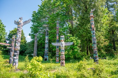Vancouver, British Columbia - 26 Mayıs 2023: Güzel Stanley Park, Vancouver 'da totem direkleri.