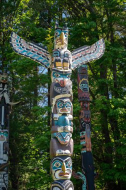 Vancouver, British Columbia - 26 Mayıs 2023: Güzel Stanley Park, Vancouver 'da totem direkleri.