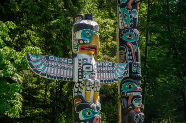 Vancouver, British Columbia - 26 Mayıs 2023: Güzel Stanley Park, Vancouver 'da totem direkleri.