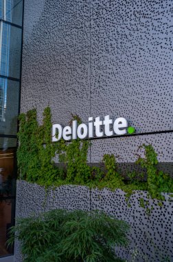 Vancouver, British Columbia - 26 Mayıs 2023: Deloitte logosu Batı Georgia Caddesi 'nde..