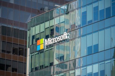 Vancouver, British Columbia - 25 Mayıs 2023: Microsoft logosu gün batımında bir ofis binasının yanında..