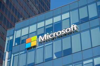Vancouver, British Columbia - 25 Mayıs 2023: Microsoft logosu gün batımında bir ofis binasının yanında..