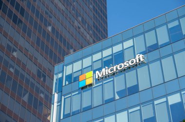 Vancouver, British Columbia - 26 Mayıs 2023: Microsoft logosu gün batımında bir ofis binasının yanında..
