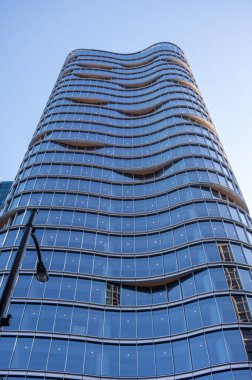 Vancouver, British Columbia - 26 Mayıs 2023: Vancouver, Kanada 'da yeni inşa edilen modern ofis kulesi.